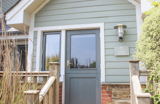 5 COURT COTTAGE, HILLFIELD VILLAGE, family friendly in Dartmouth