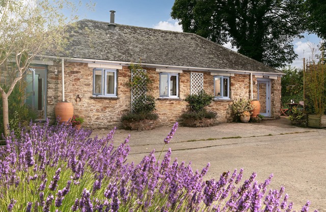 5* Idyllic rural cottage, only 20 minutes from both North & South Cornish coasts