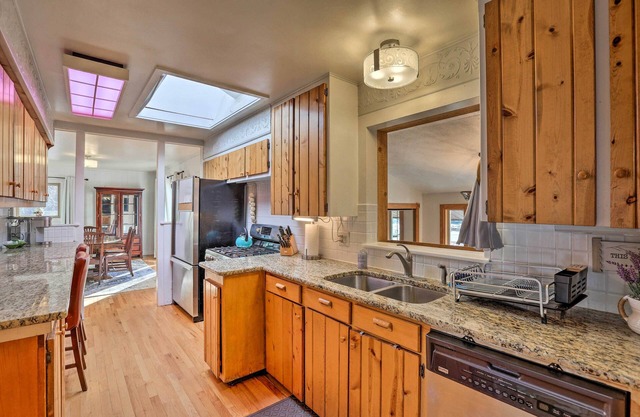 5 Mi to Dtwn Denver: Peaceful Lakewood Home!