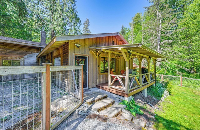 5 Mi to Mt Rainier Nat’l Park: Cozy Cabin w/Deck!