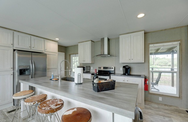 5 Mi to Splashway Waterpark: Cabin in Rock Island