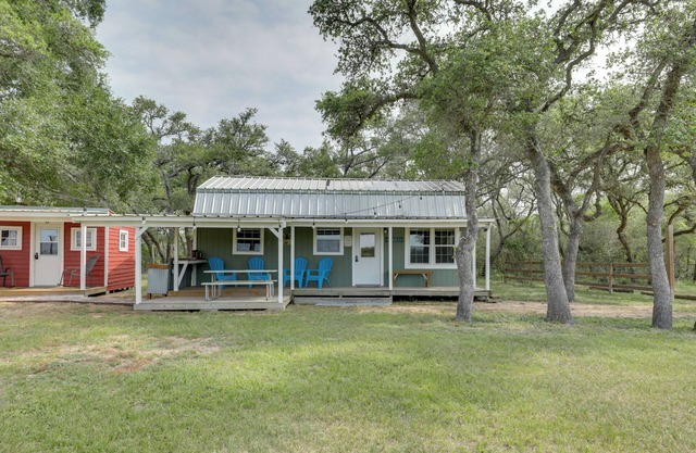 5 Mi to Splashway Waterpark: Cabin in Rock Island