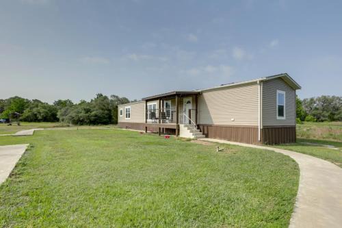 5 Mi to Splashway Waterpark Cabin in Rock Island
