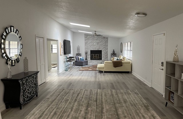 5 miles to WEC - 4 bdrms, 6 beds, Ofc area, 2.5 baths, 2800 SF Home, Sleeps 10