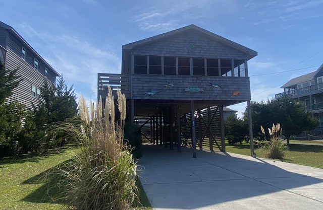 5 min walk to the beach! BEST porch ever, dogs are welcome