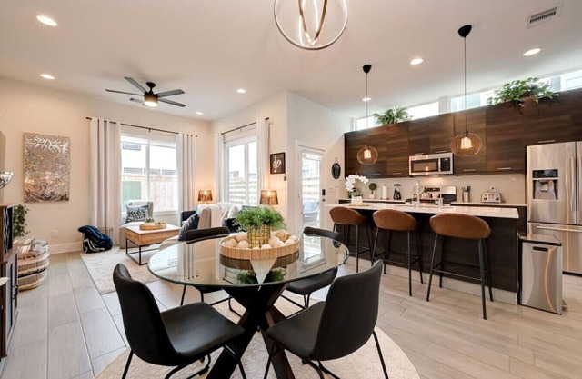 5 mins to Downtown | Tesla Charger | Sleeps 6