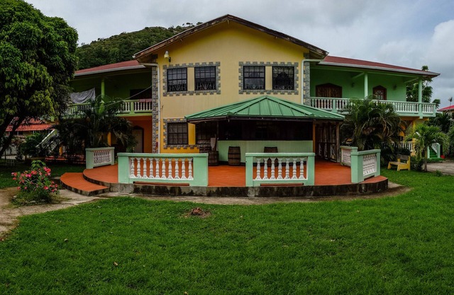 5 Minutes from the Airport Room for 2 with Dining on Site
