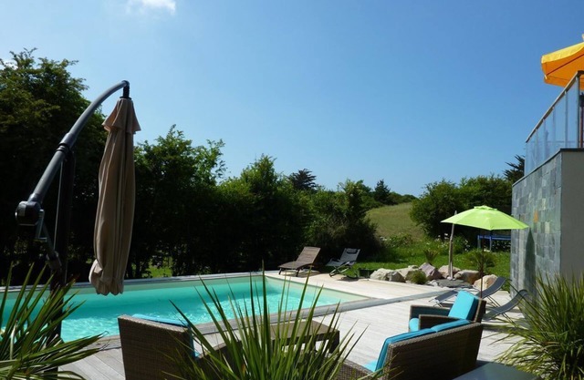 5 minutes from the beach, heated indoor pool, sauna, pets welcome