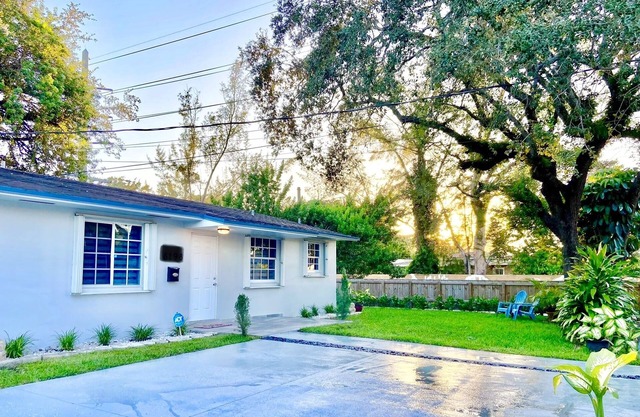 5 Minutes from Univ Miami renovated home family friendly Free Parking