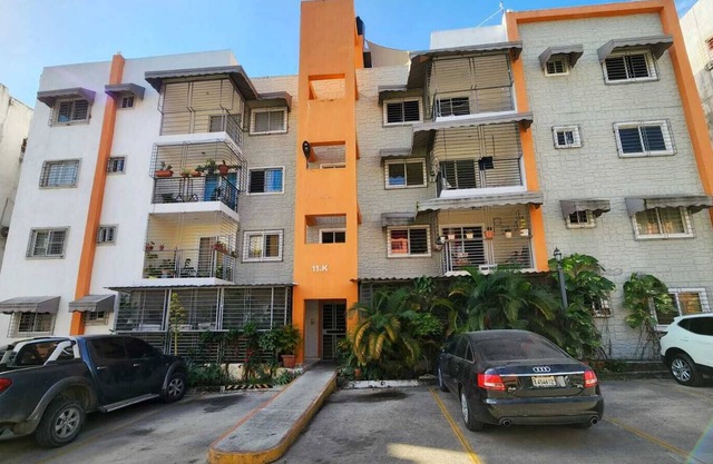 5 minutes to the theme park! Family-sized condo with game room & deck