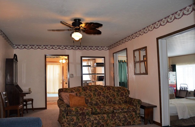 5 minutes to Little River Lake! Three-Bedroom Cottage -Accommodates 7 guests