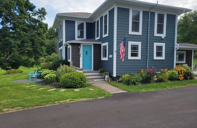 5 minutes to Peek n Peak, Large private yard, and on site Hot tub