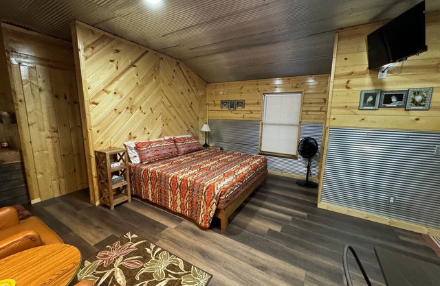 5 minutes to the Wichita Mountains, Ruffled Feathers Cabin, pet friendly Cache
