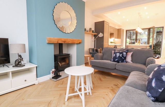 5 MYRTLE VIEW, pet friendly, with open fire in Haworth