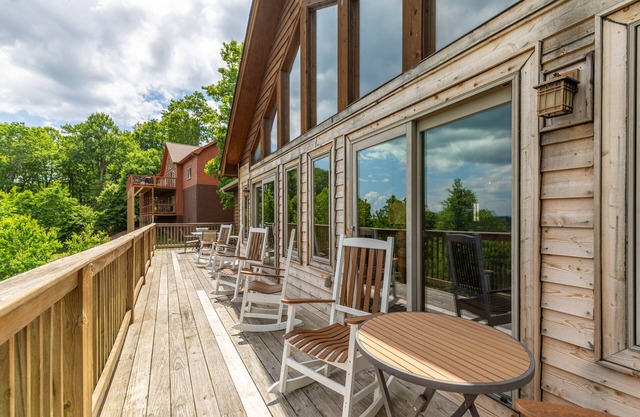 5 O'Clock Somewhere - Between Boone & Blowing Rock, has hot tub, pool table and great views!
