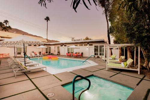 5 Private Rooms Sleeps 14 Wesley Studio Buyout