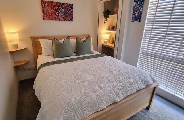 5* Reviews - Adorable queen bedded apartment close to the ocean