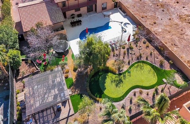 5-STARS 6BR 3.5 BTH BIG YARD Pool & hot tub!