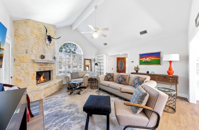 5★ Texas Hill Country Retreat – 1400 sq ft, Walk to Shops + Private Patio