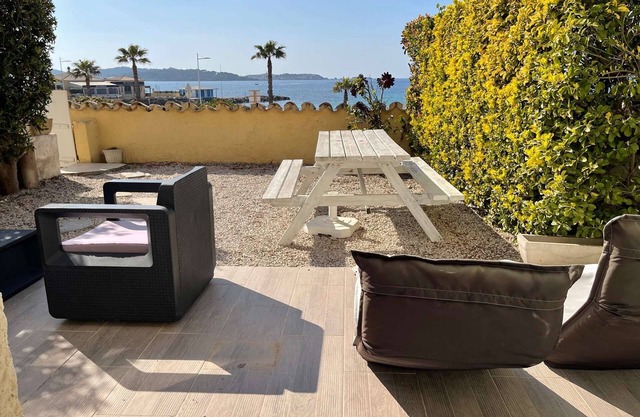 50 m from the beach, Wifi, Air conditioner, sea view.