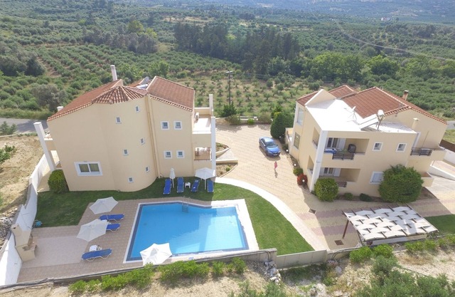 50 m2 Pool - Large Garden - Enjoy Privacy and Comfort!