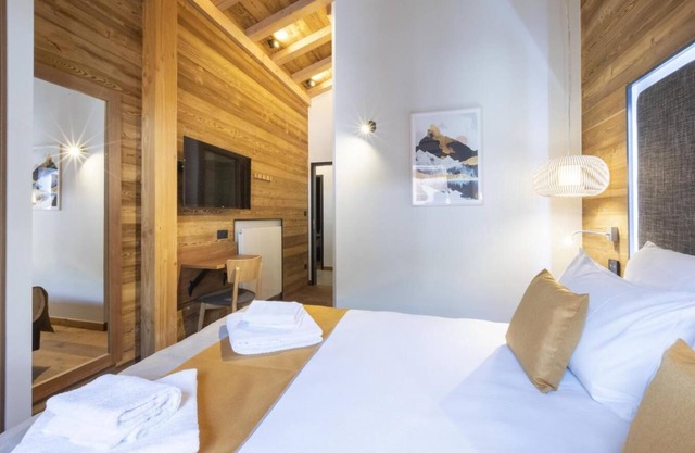 50m from ski slopes, fitness, swimming pool, sauna, hammam, balcony, fireplace or stove, tv