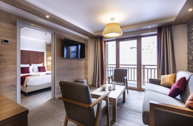 50m from ski slopes, fitness, swimming pool, sauna, hammam, balcony, fireplace or stove, tv