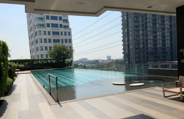 50m MRT, Big C, 1 BR condo with Sauna, Pool & Gym