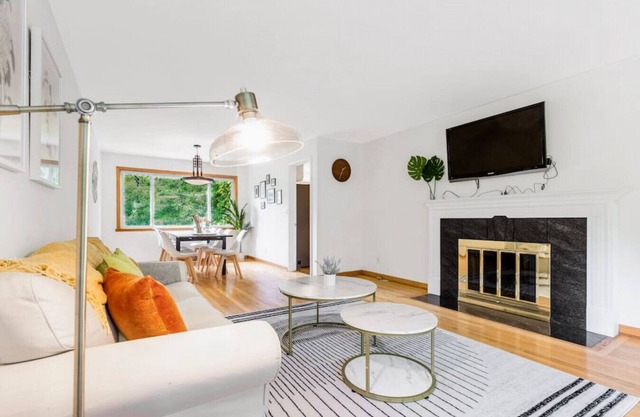 547 Northgate · Cheerful 4b3b house in North Seattle/10 mins to UW