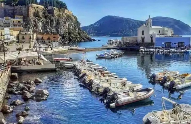 55 Via Roma. Apartment in the historic center a stone's throw from the sea.