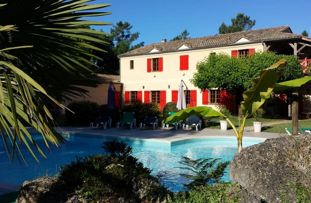 560 sq.m mansion on 4 ha plot; 10 bedrooms and bathrooms, large swimming pool for 20