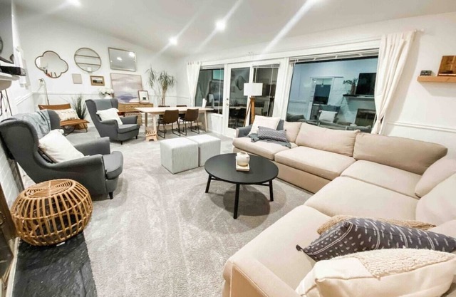 5645 116th Ave NE Kirkland Whole House · Family & Group Paradise Kirkland/Bridal