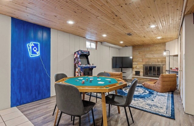 5bd Urban Retreat: Colleges Nearby BBQ Poker Football Weekends