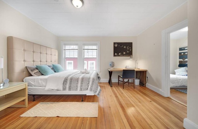 5BR 2BH Bright & Spacious Apt in Brighton
