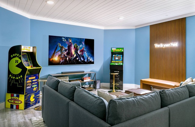 5BR/5.5 Bath/Mountain/City View Hot Tub Game Room Fire Pit Walk to Town