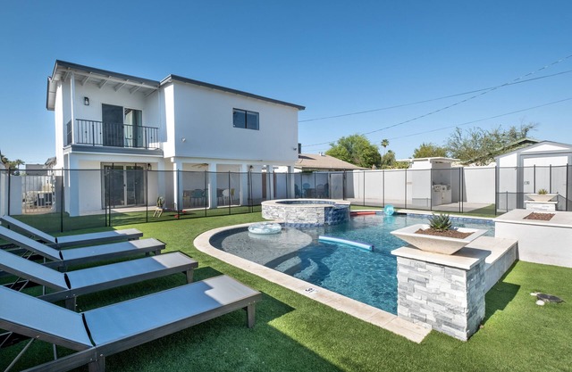 🌵5BR Midtown Retreat 🌵 Heated Saltwater Pool/Spa ⭐ Firepit ⭐ BBQ ⭐ Office ⭐