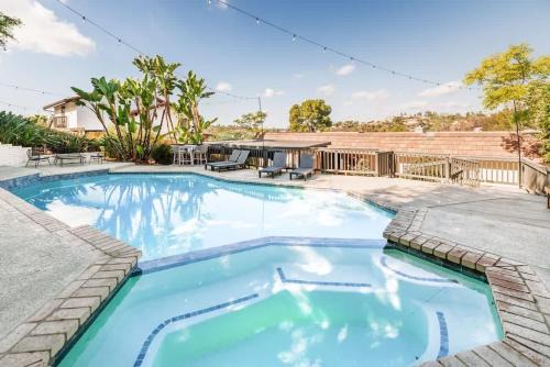 5BR Oasis with Pool, Arcade, Sauna