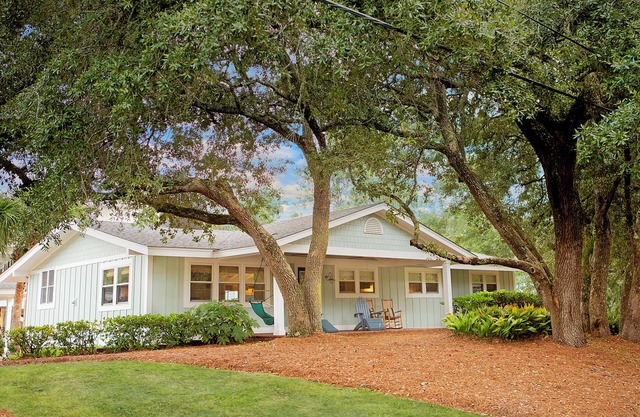 5BR, w/guest house, walk to beach, kid friendly