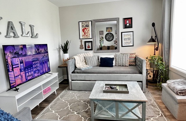 5miles to Downtown-King bed & 2 twins,Elevator,pet friendly