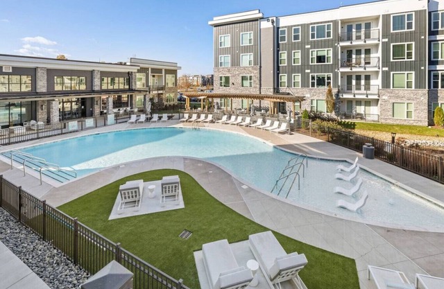 5min to Broadway | Pool | King Bed | Gym | Parking