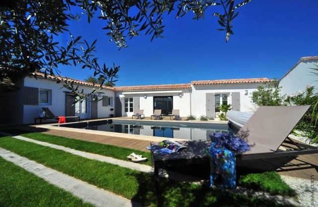 5min walk from the north beach, modern villa with private heated pool