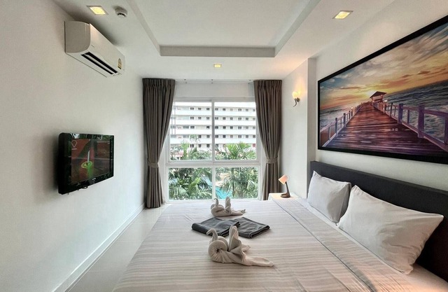 6-32 - 1 Bdr Condo with Balcony and shared Pool