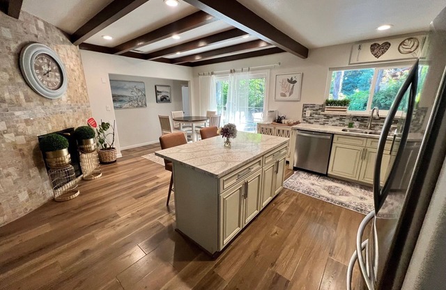 6 bd, 3 bath, Sleep 14+, AC, Very Clean, Luxury, spacious, WiFi, NO Pets