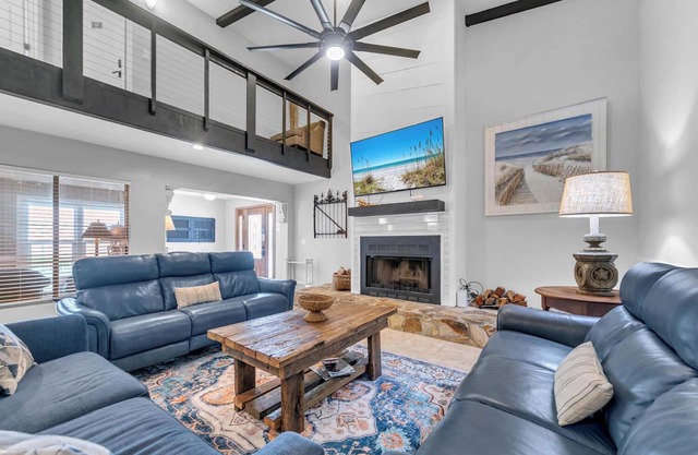 6 bdrm, 4 bath , Sleeps 18 , hot tub, 45 yrds 2 Beach