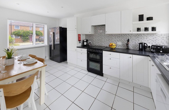 6 Bed, 2 Bath, with Free Parking & Wi-Fi