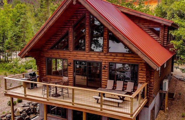 6 bed 6 bath 2 kitchens, sauna, sand beach, park, yoga, hiking, massage