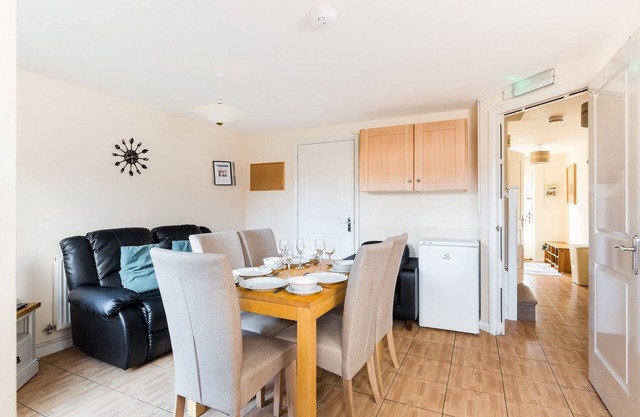 6 bed house with free secure parking & 3 bathrooms