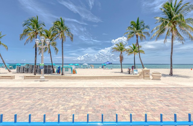 6 Bedroom, 4 Bath, Free Parking! BEACHFRONT Home! Sleeps 12!