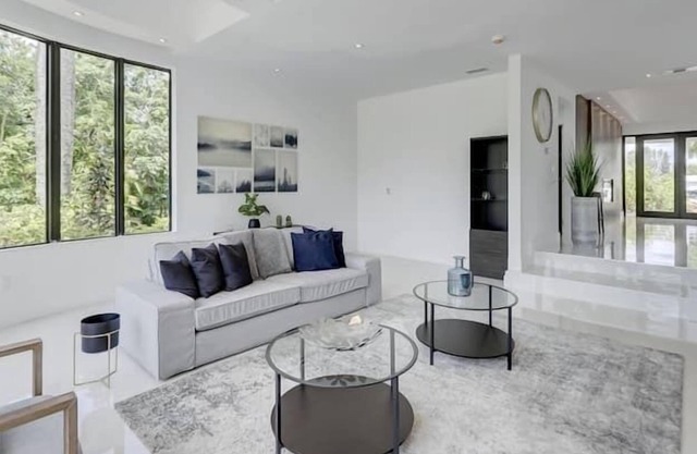 6 Bedroom 687891 by Houzlet