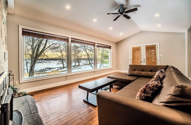 6 Bedroom Lakefront Main House in Sand Bay